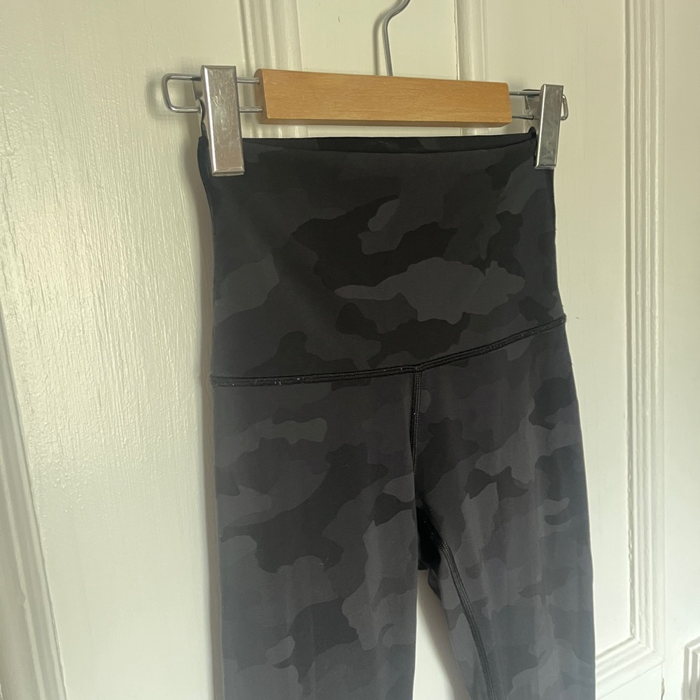 Lululemon Women’s Black Camo Leggings - Size 2